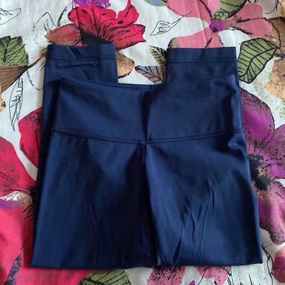 Lululemon Wunder Under Crop - Picture 5 of 8